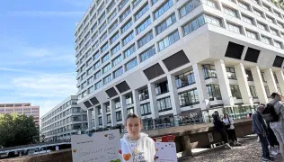 Lacey in front of St Thomas' hospital