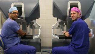 Surgeons with the Da Vinci robot 