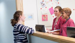 20161206-Midwives on reception, talking to patient