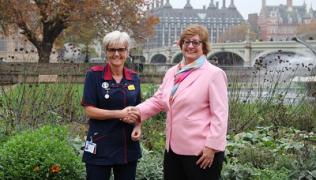 Dame Eileen Sills shaking hands with Gillian M Prager in the garden at St Thomas' hospital