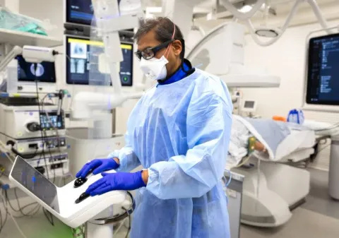 Professor Pallav Shah, Consultant Respiratory Physician at Royal Brompton Hospital, conducting a procedure on a patient using the Ion endoluminal system (Ion)
