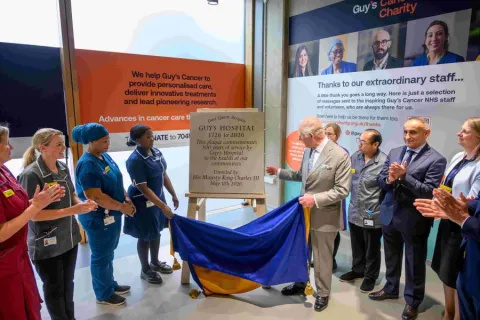 The King unveils a plaque to commemorate his visit and mark Guy’s Hospital’s 300th anniversary.