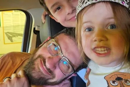 The Holman family take a selfie, with Alana in the front next to Clint and brother Caleb behind them. 
