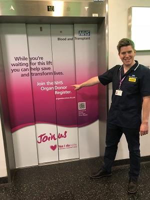 Healthcare worker pointing at new organ donation lift wraps