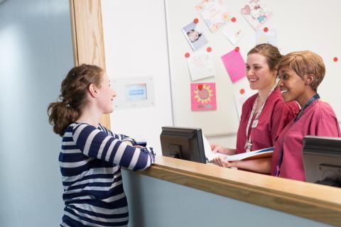 20161206-Midwives on reception, talking to patient